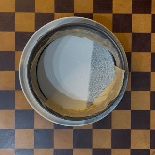 Posizionamento del primo disco di savoiardo all'interno dell'anello da 24cm foderato di acetato.