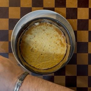 Inzuppatura abbondante del disco di savoiardo fatto in casa con il caffè espresso amaro.