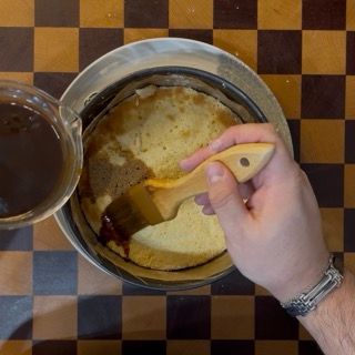 Disco di savoiardo ben imbevuto di caffè pronto per accogliere la crema al mascarpone.