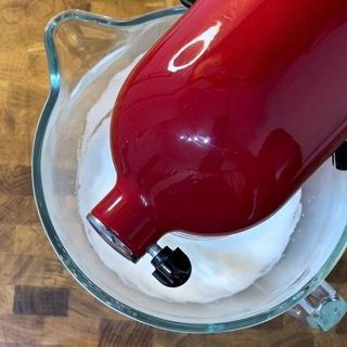Albumi montati a neve fermissima a massima velocità per la torta tiramisù moderna e soffice.