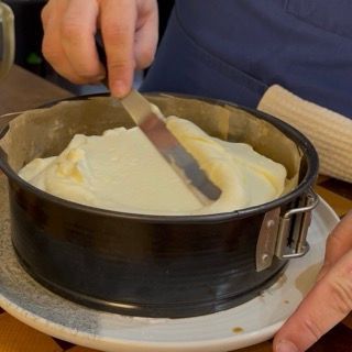 Livellamento della crema mascarpone con una spatola fino a raggiungere metà altezza dello stampo.