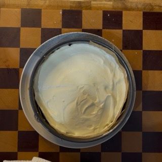 Primo strato della torta tiramisù moderna livellato a 2cm per un taglio perfetto e preciso.