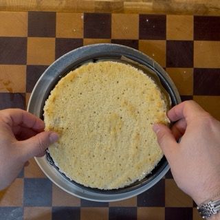 Posizionamento del secondo disco di savoiardo con il lato zuccherato adagiato sulla crema.