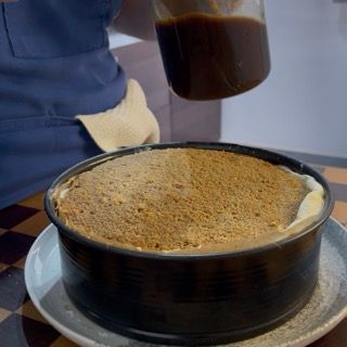 Secondo strato di savoiardo inzuppato perfettamente pronto per la copertura finale di crema.