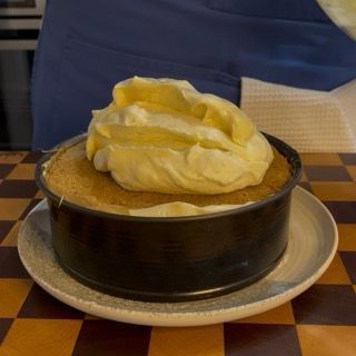 Versamento della restante crema al mascarpone a formare una leggera cupola con la spatola.
