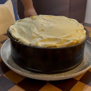 Riposo in frigorifero per 6-8 ore dello stampo per far rassodare la torta tiramisù ricetta.