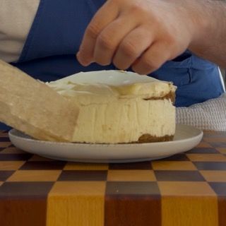Rimozione delle strisce di foglio d'acetato dai bordi per mostrare gli strati puliti del tiramisù.