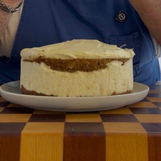 Torta tiramisù senza uova crude sformata perfettamente con strati definiti e bordi lisci.