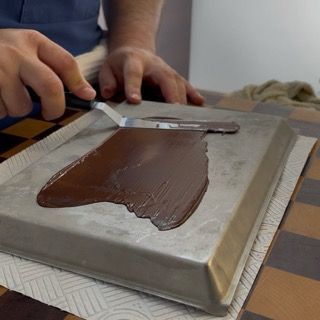 Cristallizzazione istantanea del velo di cioccolato a contatto con la superficie congelata.