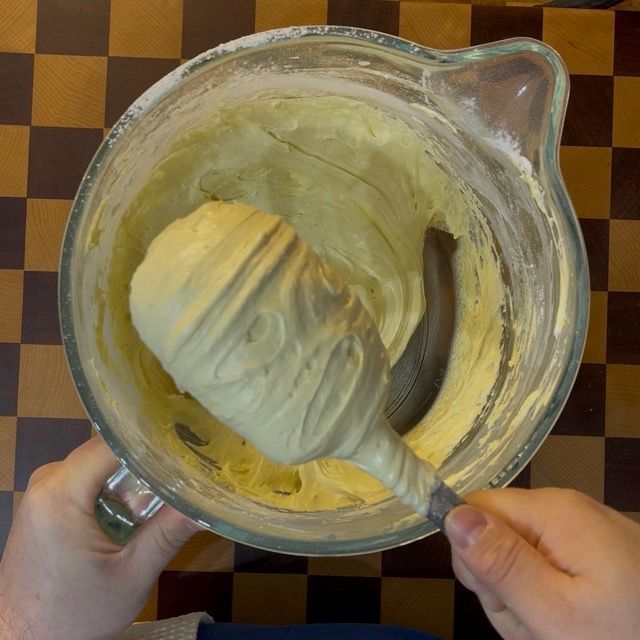 Impasto finale del biscotto savoiardo, liscio e aerato.