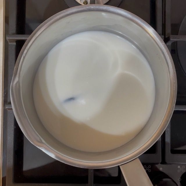 Gelatina messa in ammollo in acqua fredda.