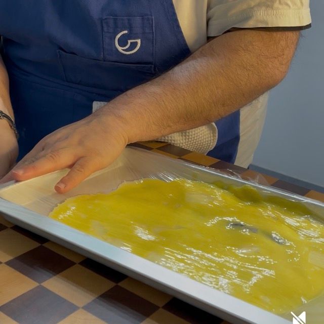 Crema base coperta con pellicola a contatto pronta per il riposo in frigo.