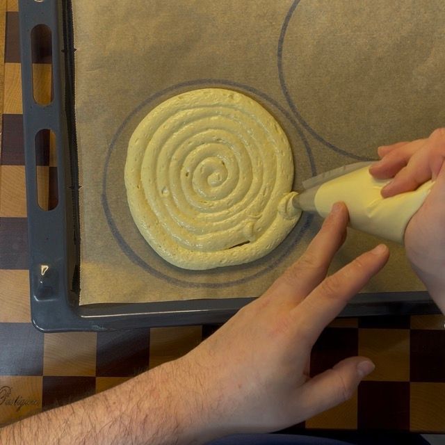 Inizio della spirale di impasto per formare il disco.