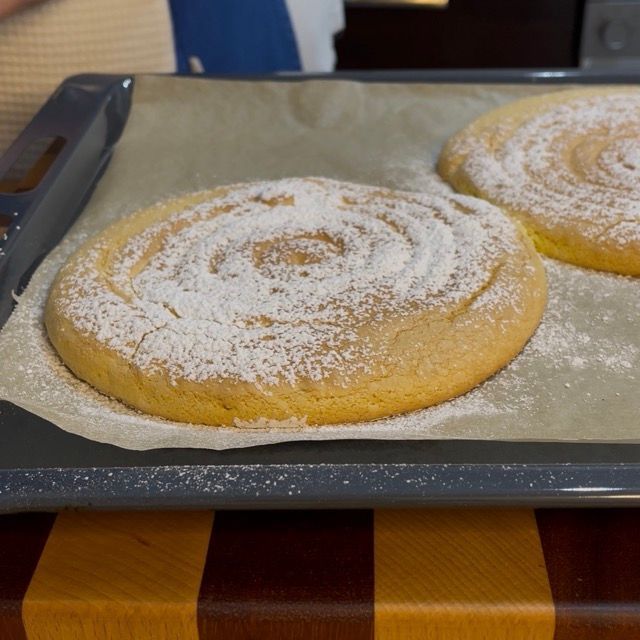 Dischi di pasta biscotto cotti e dorati appena sfornati.