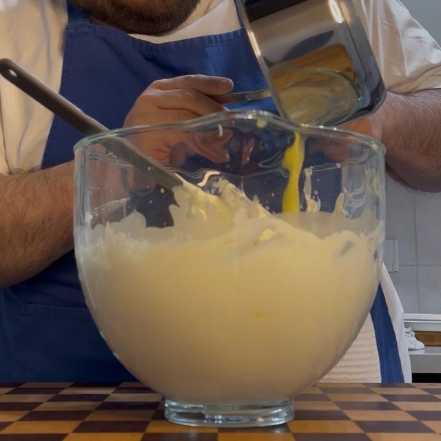 Crema finale liscia e sostenuta, mescolata con la spatola.