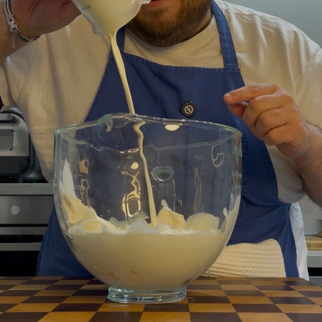 Mascarpone e panna fresca nella ciotola della planetaria.