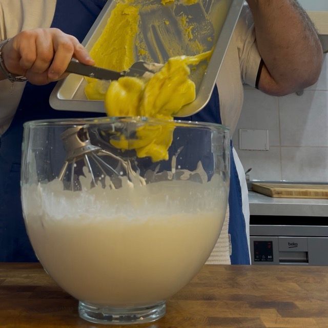 Aggiunta della crema base fredda al composto montato.