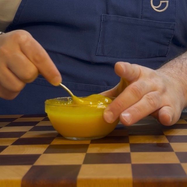 Tuorli mescolati con il miele in una ciotolina.