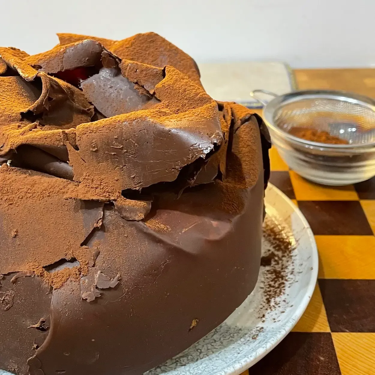 Torta tiramisù moderna da compleanno decorata con savoiardi e cacao, crema mascarpone con uova pasto