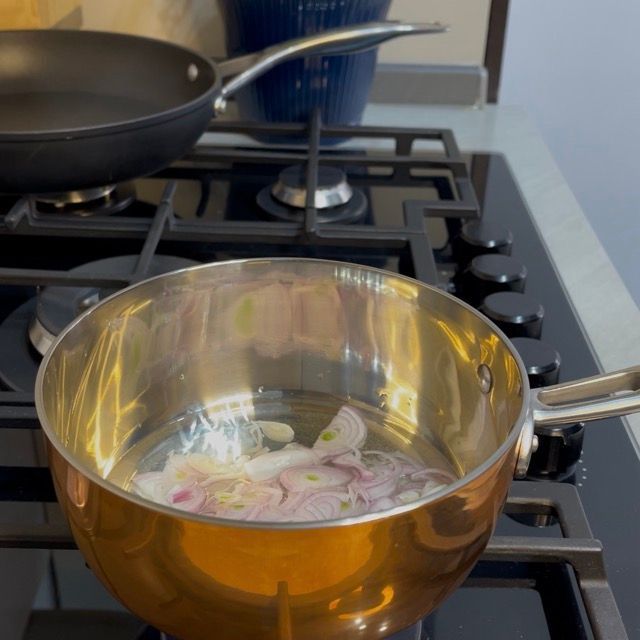 un pentolino con aceto , vino e scalogno per il beurre blanc