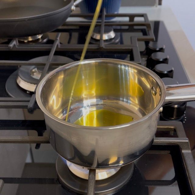 fondo di olio e alici