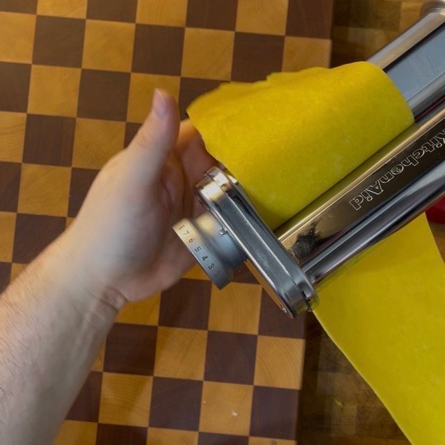 pasta fresca all'uovo viene stesa