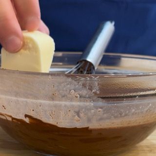 Aggiunta del burro alla ganache per un tortino al cioccolato con cuore morbido extra vellutato.