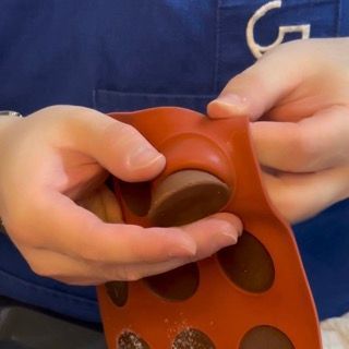 Inserti di cioccolato pronti per il riposo in freezer per 3-4 ore.