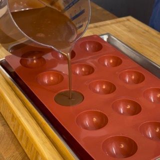 Utilizzo di bicchierini da caffè come stampo per l'inserto del tortino al cioccolato veloce.