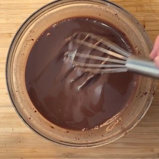Miscelazione della ganache lucida, base del tortino al cioccolato dal cuore caldo.