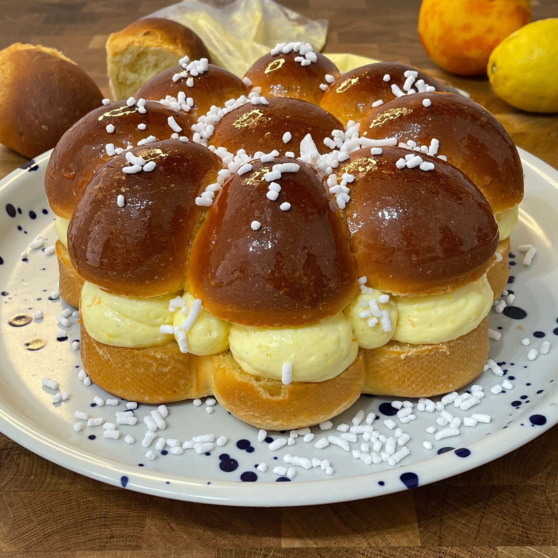 Un panino con panna montata e granella su un piatto.
