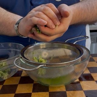 Acqua di vegetazione rilasciata dai cetrioli sul fondo della ciotola dopo il riposo per la tzatziki ricetta.