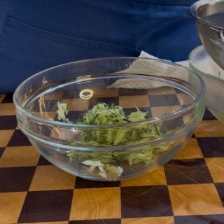 Polpa di cetriolo perfettamente asciutta, pronta per unirsi agli altri tzatziki ingredienti senza annacquarli.