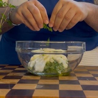 Aggiunta di menta o finocchietto tritato finemente in alternativa all'aneto per aromatizzare la tzatziki salsa.