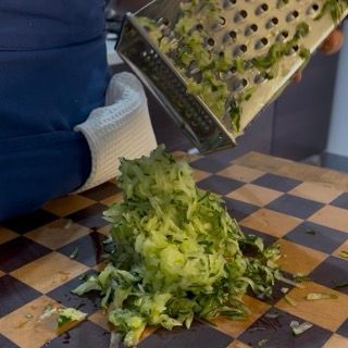 Cetrioli completamente grattugiati e pronti per la fase di spurgo della tzatziki ricetta originale greca.
