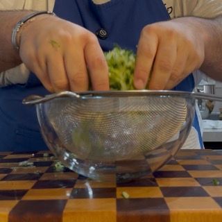 Salatura leggera dei cetrioli per far espellere l'acqua di vegetazione e avere una tzatziki salsa densa.