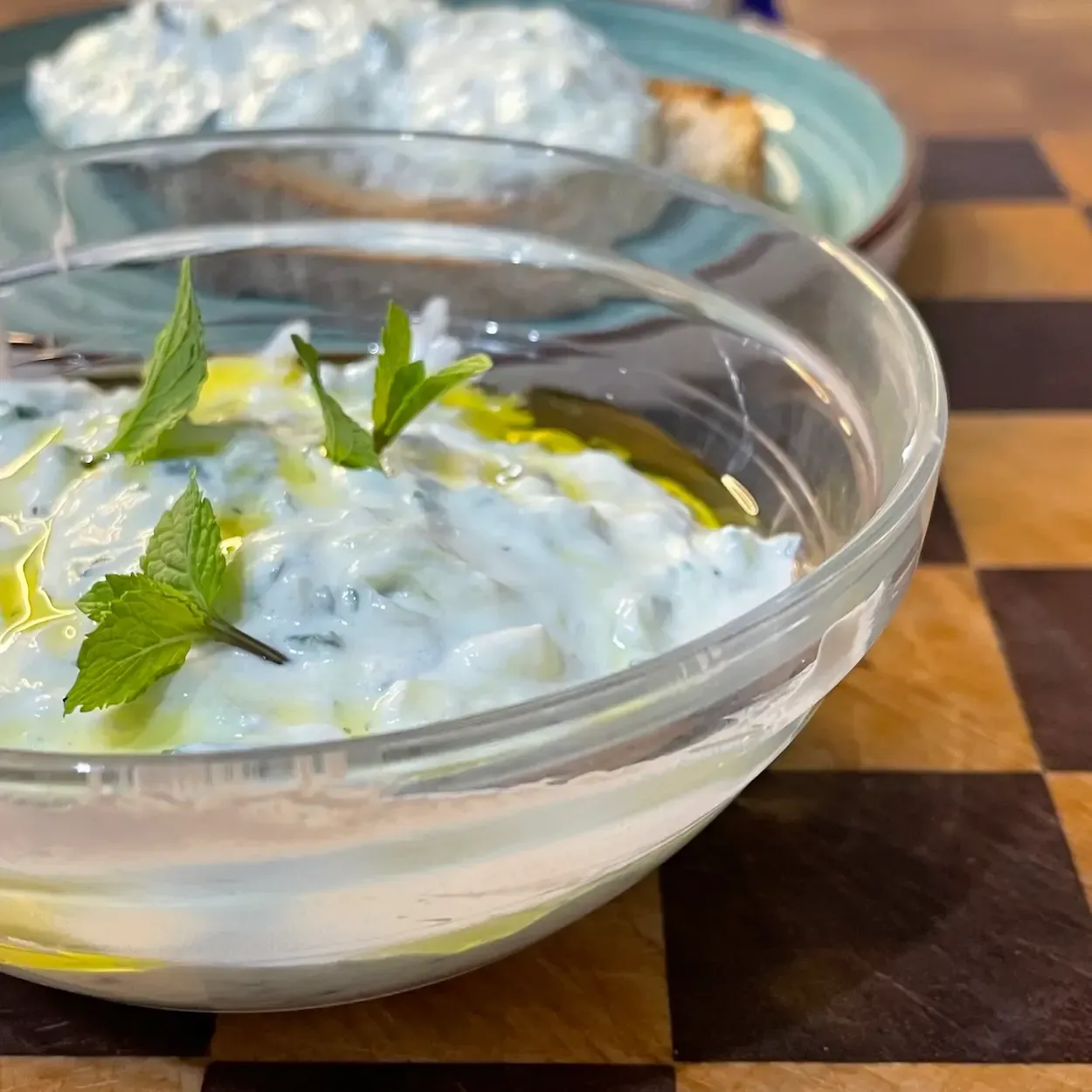 Ciotola abbondante di salsa tzatziki ricetta originale greca, crema densa e fresca a base di yogurt