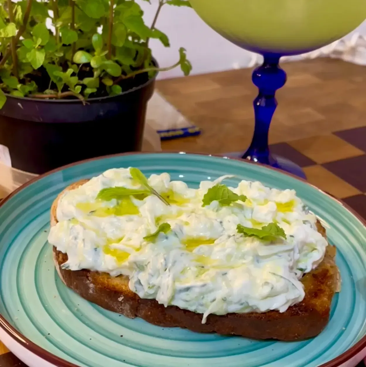 Dettaglio della vera tzatziki ricetta greca: una salsa densa con cetrioli croccanti, ideale da gustare con la pita.