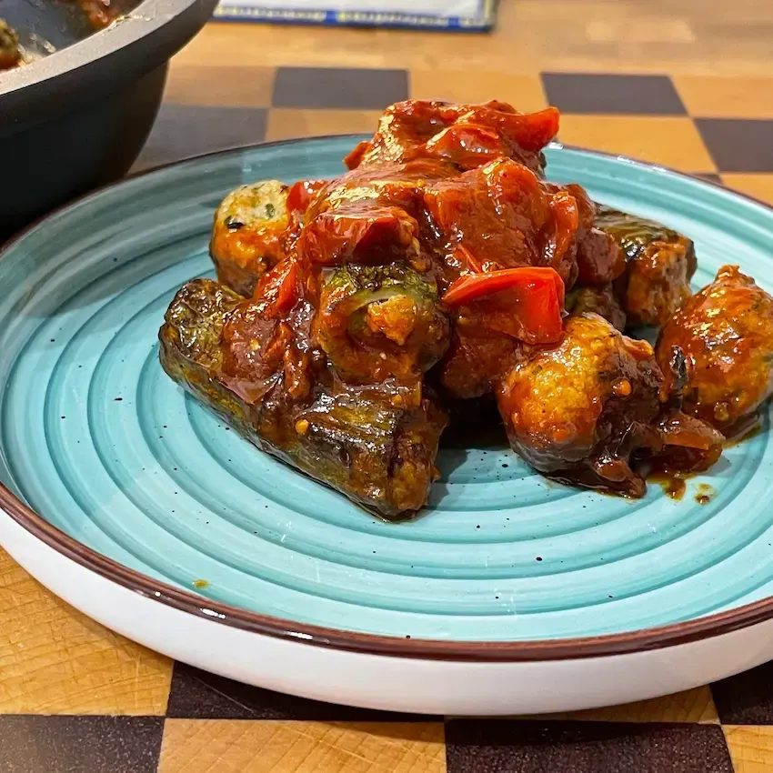 Dettaglio di una zucchina ripiena di carne alla romana morbida e succosa. Ricetta della nonna origin