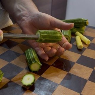 Lavaggio e preparazione delle zucchine romanesche sode per la ricetta delle zucchine ripiene alla romana.
