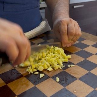 Aggiunta della polpa tritata all'impasto di carne per mantenere le zucchine ripiene morbide in cottura.
