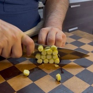 Tritatura finissima a coltello della polpa di zucchina messa da parte durante lo svuotamento iniziale.