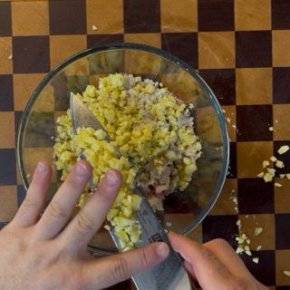 Dettaglio del ricco impasto per zucchine ripiene alla romana prima della fase di lavorazione manuale.