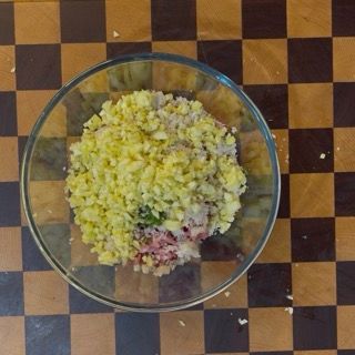 Lavorazione manuale dell'impasto di carne e polpa per amalgamare tutti i sapori delle zucchine ripiene.