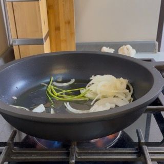 Riscaldamento di olio evo in un ampio tegame per cuocere la vera ricetta delle zucchine ripiene alla romana.