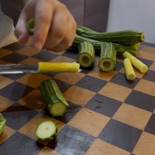 Svuotamento attento della parte centrale con scavino per ricavare la polpa delle zucchine romanesche ripiene.