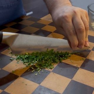 Condimento dell'impasto con sale, pepe e un pizzico di noce moscata per le zucchine ripiene ricetta originale.