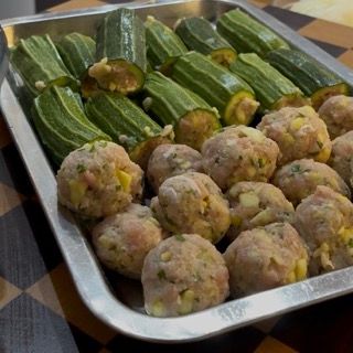 Polpettine di carne perfettamente arrotondate, un delizioso classico della zucchine ripiene ricetta originale.