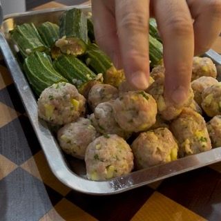 Utilizzo del ripieno di carne avanzato per modellare delle piccole polpettine saporite tra i palmi delle mani.