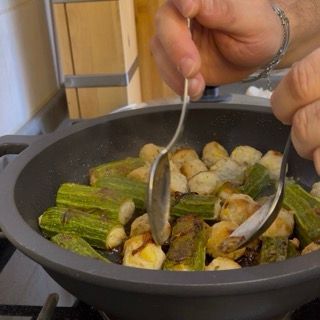 Cottura lenta a fiamma media per 35 minuti con coperchio, rigirando spesso le zucchine ripiene morbide